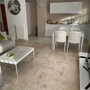 https://le-clairfontaine.fr-provencehotel.com